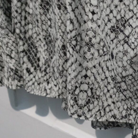 Calvin Klein Women's Animal Snakeskin Print Long Sleeve Blouse Size XL - Picture 8 of 9